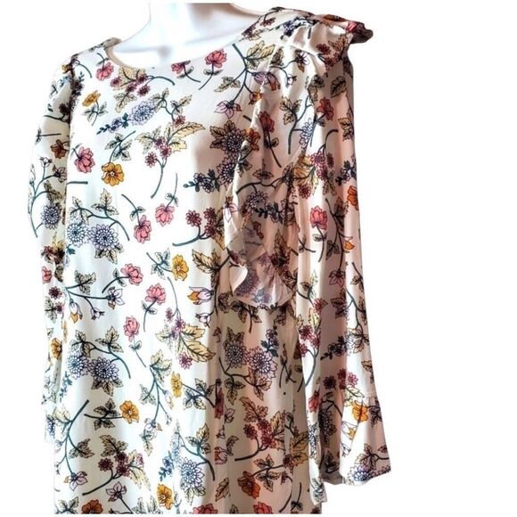 Sanctuary white background with floral pattern 3/4 sleeves and flutter at bodice - Picture 5 of 9